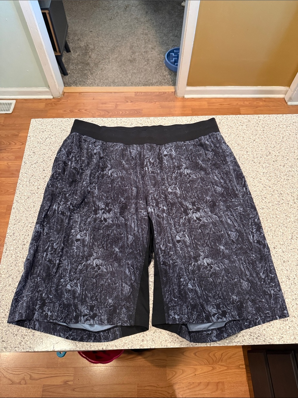 Men's Black Patterned LuluLemon Athletica unlined XXL Shorts